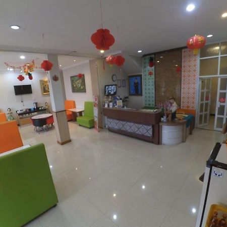Cabin Hotel Sutomo Джокьякарта Экстерьер фото