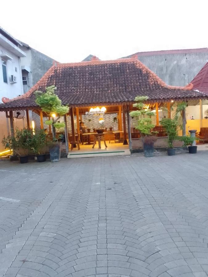 Cabin Hotel Sutomo Джокьякарта Экстерьер фото