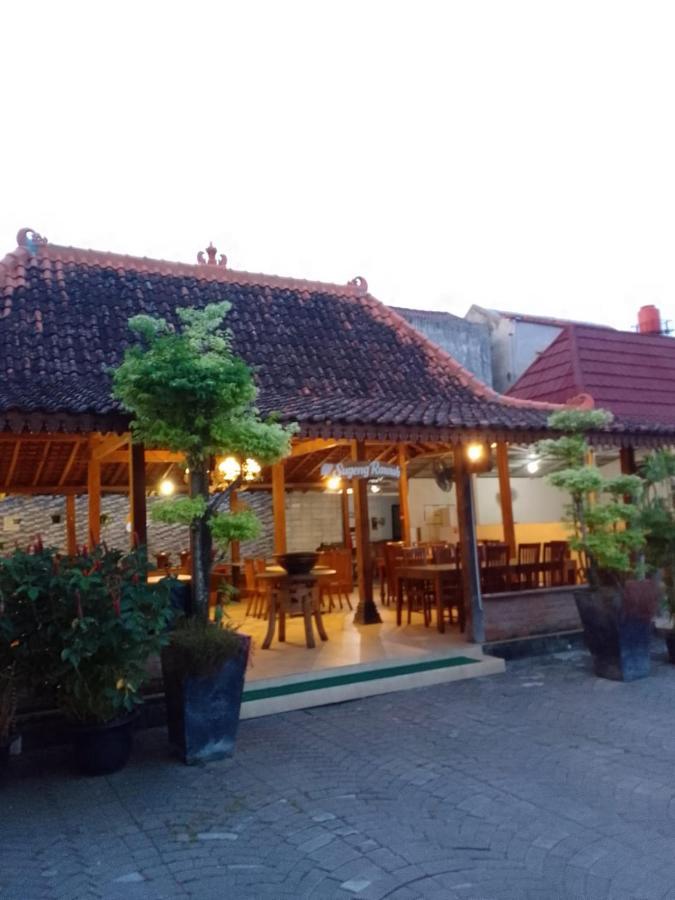 Cabin Hotel Sutomo Джокьякарта Экстерьер фото