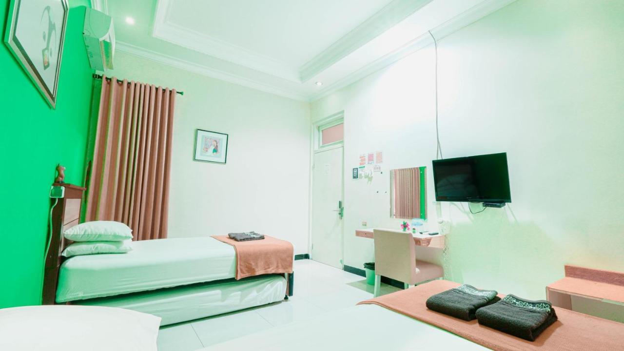 Cabin Hotel Sutomo Джокьякарта Экстерьер фото
