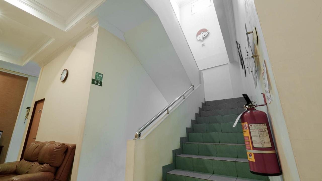 Cabin Hotel Sutomo Джокьякарта Экстерьер фото