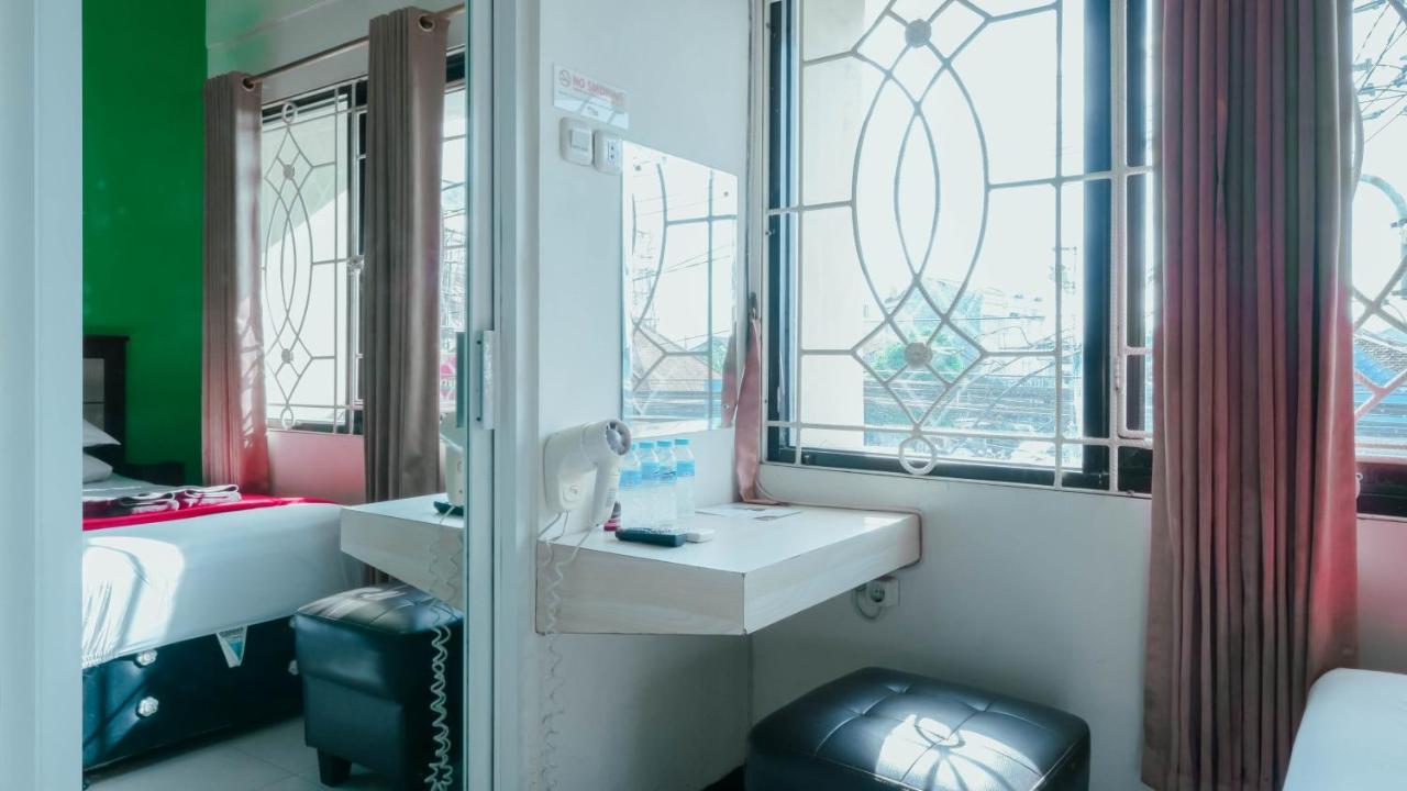 Cabin Hotel Sutomo Джокьякарта Экстерьер фото