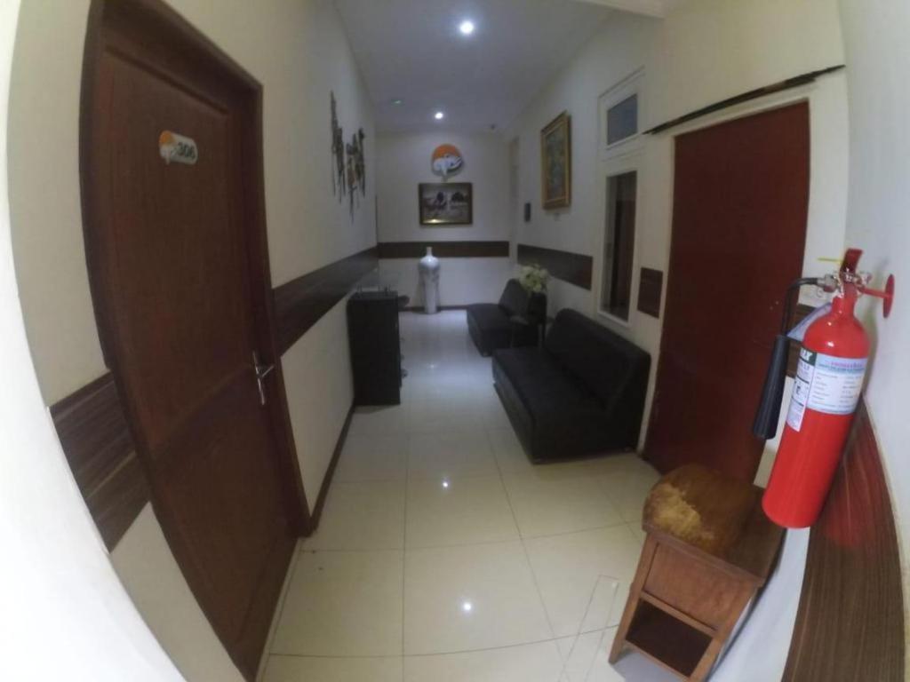 Cabin Hotel Sutomo Джокьякарта Экстерьер фото