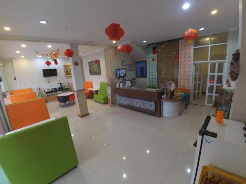 Cabin Hotel Sutomo Джокьякарта Экстерьер фото