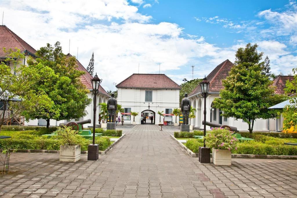 Cabin Hotel Sutomo Джокьякарта Экстерьер фото
