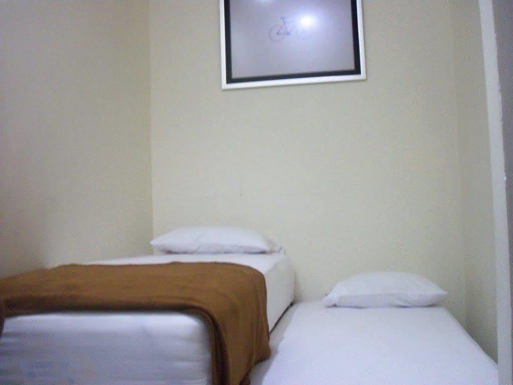 Cabin Hotel Sutomo Джокьякарта Экстерьер фото