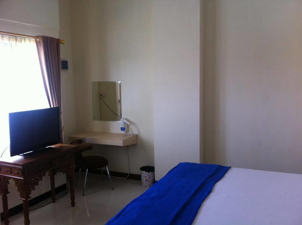 Cabin Hotel Sutomo Джокьякарта Экстерьер фото