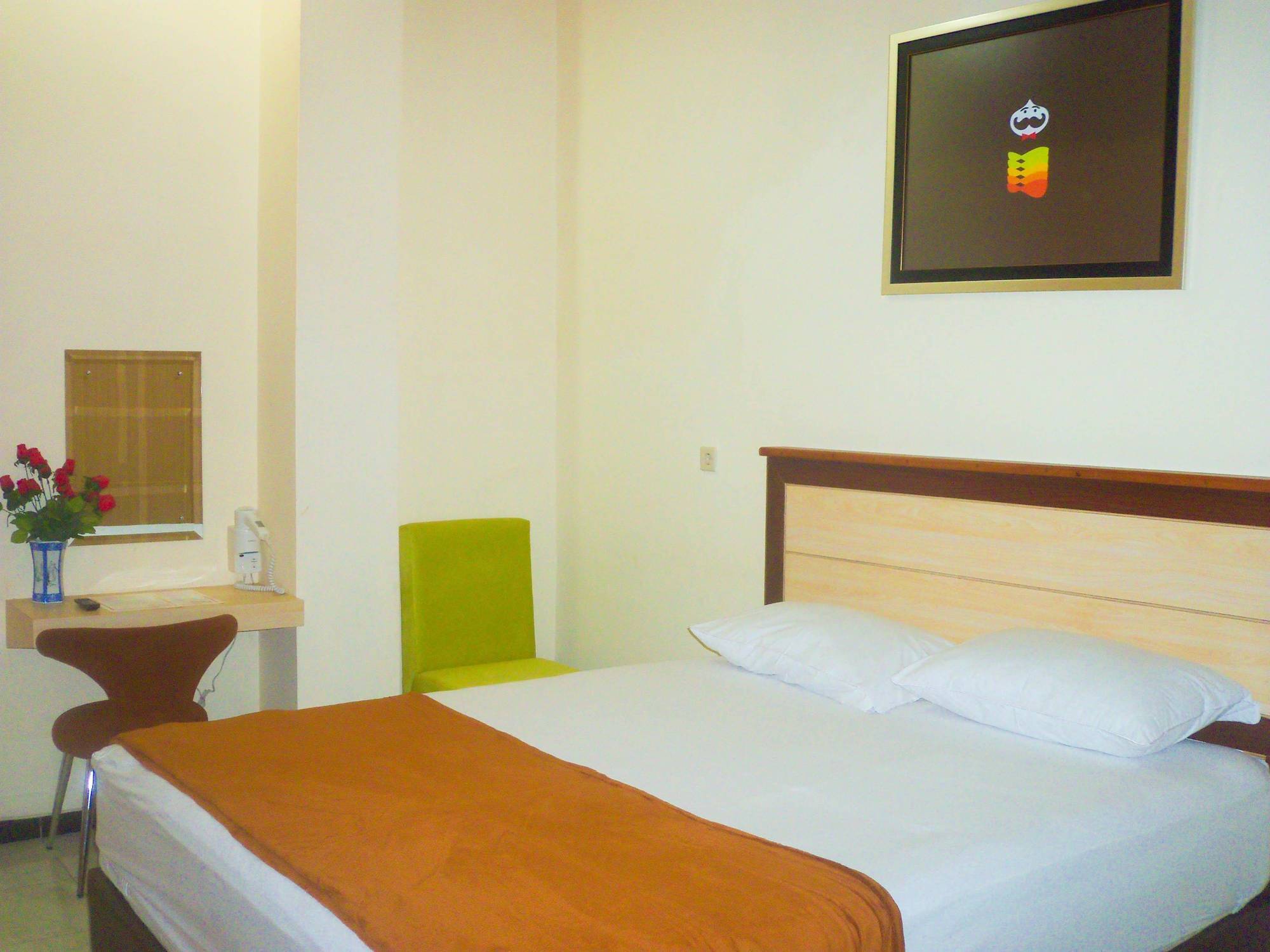 Cabin Hotel Sutomo Джокьякарта Экстерьер фото