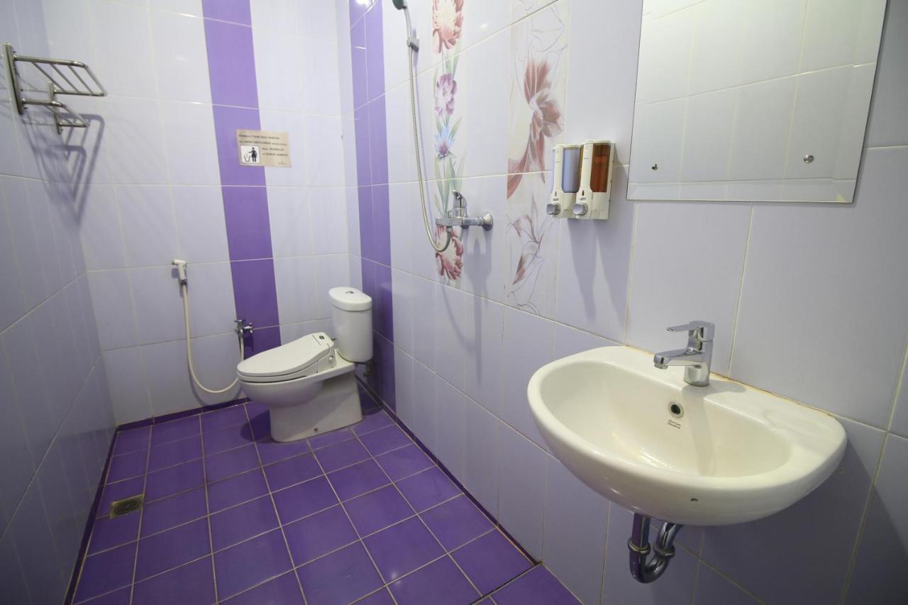 Cabin Hotel Sutomo Джокьякарта Экстерьер фото
