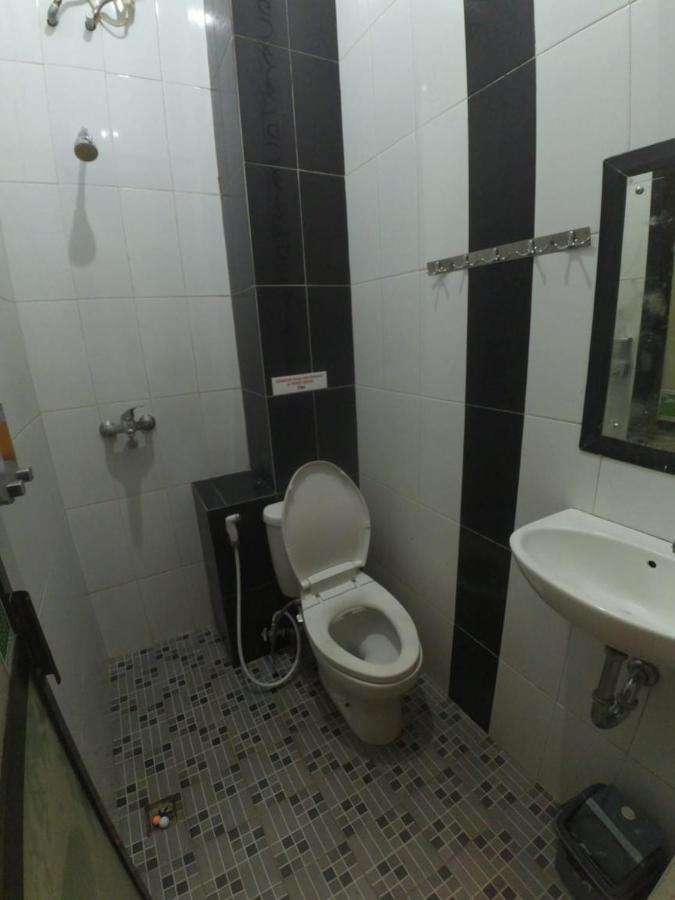 Cabin Hotel Sutomo Джокьякарта Экстерьер фото